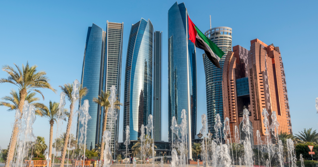 أفضل 3 أماكن سياحية في أبوظبي - دليل شامل للعائلات 1 أفضل 3 أماكن سياحية في أبوظبي