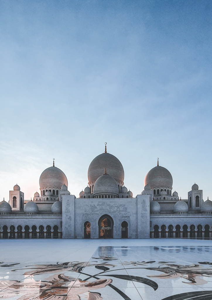 أفضل 3 أماكن سياحية في أبوظبي - دليل شامل للعائلات 3 جامع الشيخ زايد الكبير في أبوظبي عند غروب الشمس مع تصميمه المعماري المذهل