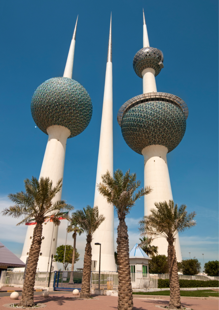 أفضل 10 أماكن سياحية وترفيهية في الكويت 4 أبراج الكويت الشهيرة مع إطلالة بانورامية على المدينة والمرافق السياحية.