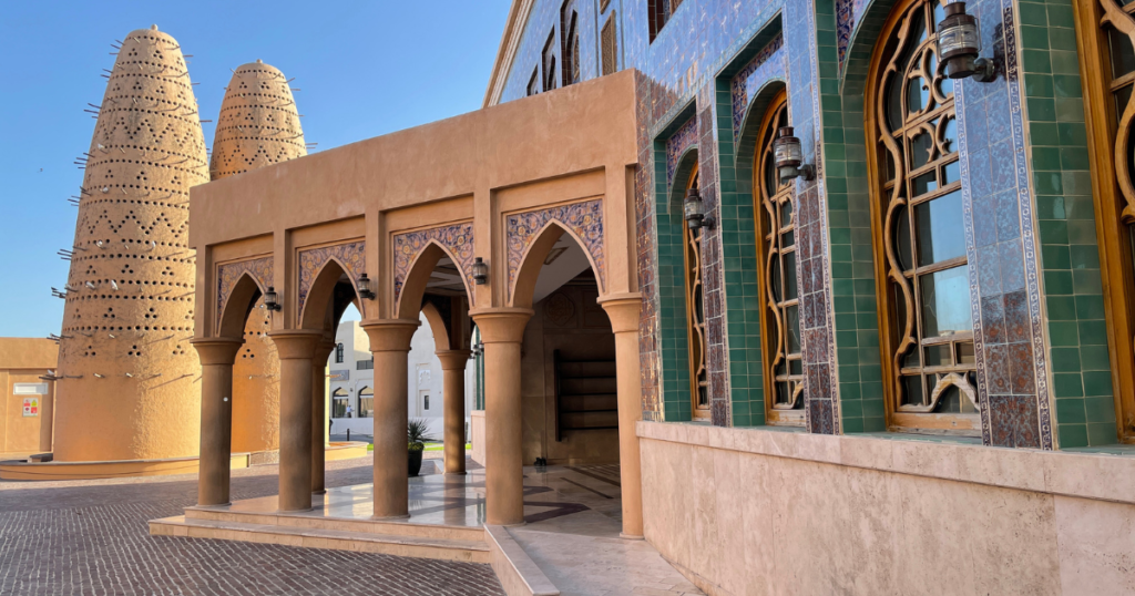 اكتشف جمال الأماكن السياحية في قطر: وجهتك القادمة للسياحة والترفيه! 3 كتارا الحي الثقافي في قطر، مركز حيوي يجمع بين الفنون والتراث القطري الأصيل